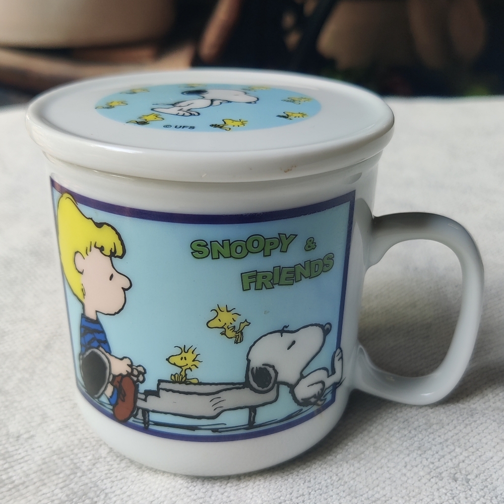 Snoopy & Friends Coffee Tea Cup with Lid Stand 8 Oz Schroeder Woodstock Peanuts